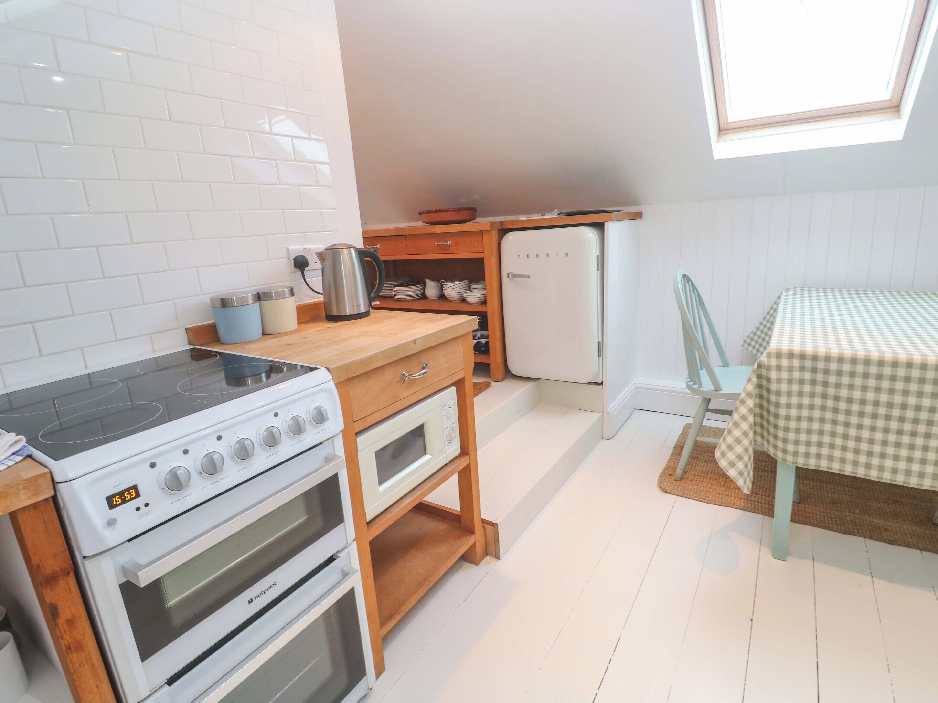 Cottage | Cuisine privée | Réfrigérateur, micro-ondes, plaque de cuisson, bouilloire électrique