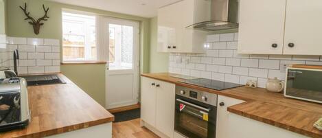 Cottage | Private kitchen | Fridge, stovetop, cookware/dishes/utensils