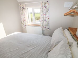 Cottage | 2 bedrooms, individually decorated, individually furnished, free WiFi - 27 Whitegates (Great Yarmouth)