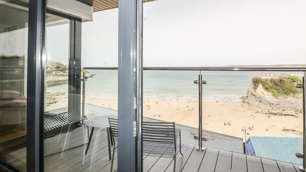 A balcony with a view of a beach and cliff. - Onshore 7 (Newquay)