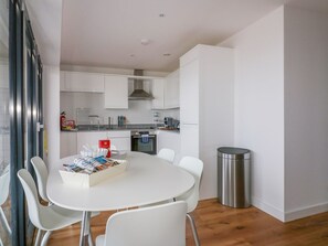Cottage | Private kitchen | Fridge, dishwasher, electric kettle, toaster - Onshore 7 (Newquay)