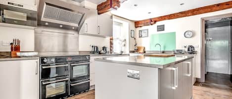 Cottage | Private kitchen | Fridge, microwave, stovetop, dishwasher