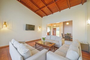 家庭平房, 2 間臥室, 非吸煙房, 山景 | 客廳 | 50 吋LED 電視連數碼電視頻道、電視、Netflix