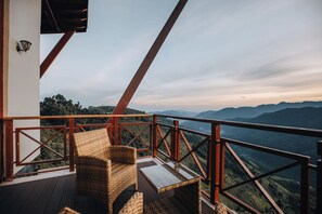 Quarto casal luxo, 1 cama King, para não fumantes, vista para a montanha | Terraço/pátio
