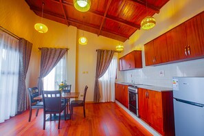 Quarto casal luxo, 1 cama King, para não fumantes, vista para a montanha | Cozinha privada | Cafeteira/chaleira, chaleira elétrica