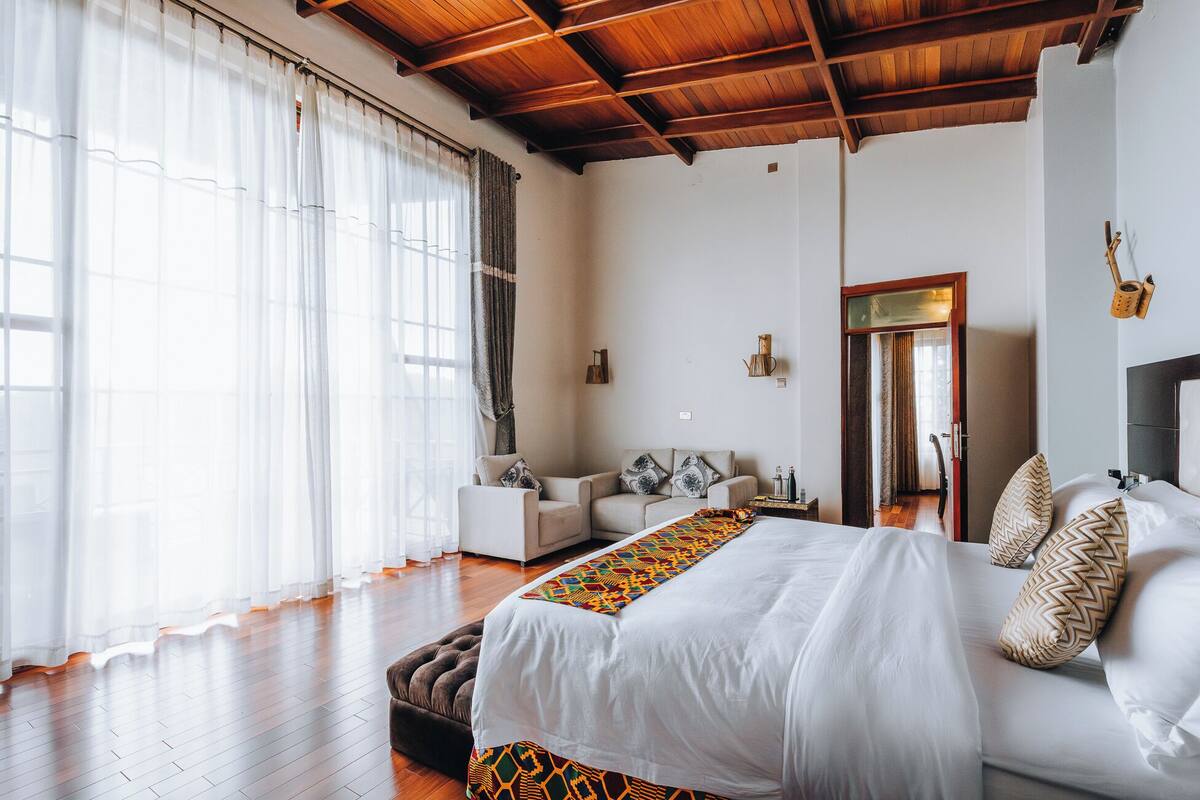 Habitación Deluxe doble, 1 cama de matrimonio grande, no fumadores, vistas a la montaña | Minibar con artículos gratuitos y escritorio