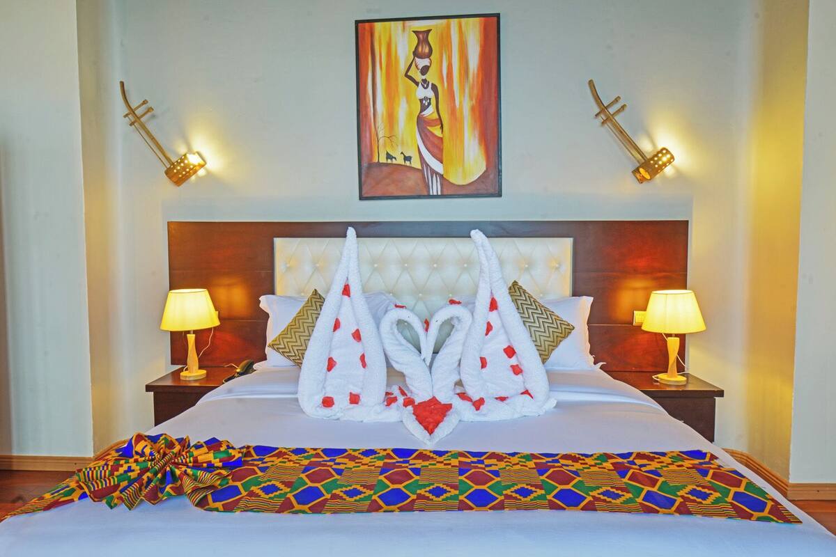Habitación estándar, 1 cama de matrimonio grande, vistas a la montaña | Minibar con artículos gratuitos y escritorio