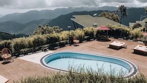 Pool - Gorilla Heights Lodge (Nkuringo)