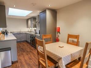Cottage | Dining