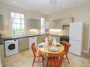 Cottage | Private kitchen - South Lodge - Longford Hall Farm Holiday Cottages (Ashbourne)