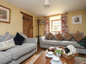 Cottage | Living room | DVD player - Llwyn Bedw (Caernarfon)