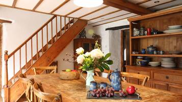 Småhus | Eget kjøkken | Oppvaskmaskin, høy barnestol og kjøkkenutstyr