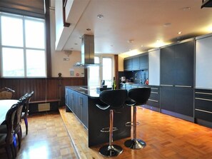 Cottage | Private kitchen | Fridge, microwave, stovetop, dishwasher