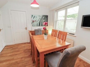 Cottage | Dining