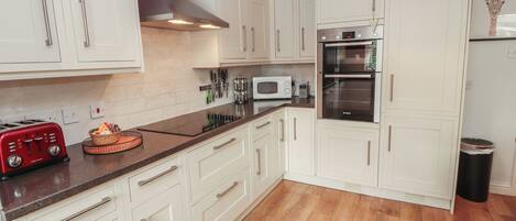 Cottage | Private kitchen | Microwave, stovetop, dishwasher, electric kettle