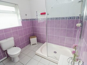 Un baño con inodoro, ducha y bañera.