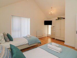 Cottage | 4 bedrooms, individually decorated, individually furnished, free WiFi - Jurassic Coast House (Portland)