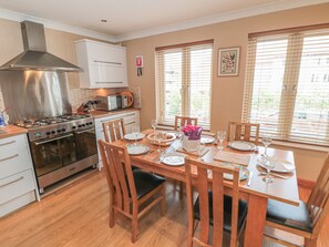 Cottage | Cucina privata | Piano cottura, lavastoviglie, pentole/stoviglie/utensili