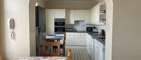Cottage | Private kitchen | Dishwasher, cookware/dishes/utensils