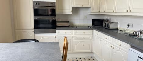 Cottage | Dapur pribadi | Mesin pencuci piring dan peralatan masak/sendok-piring