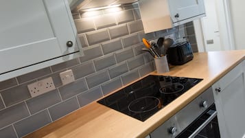Casa de campo | Cocina privada | Microondas, parrilla de estufa, lavavajillas y periquera
