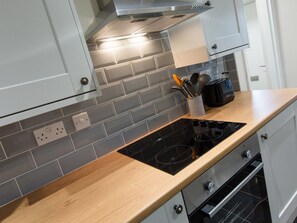 Cottage | Private kitchen | Microwave, stovetop, dishwasher, highchair - Minafon (Llangollen)