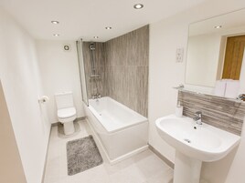 Cottage | Bathroom | Shower, hair dryer