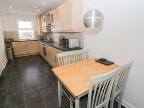 Cottage | Private kitchen | Fridge, microwave, stovetop, dishwasher - Bay View (Tyn-y-Gongl)