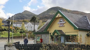 A mountain railway station building with a sign for Snowdon Mountain Railway. - Hirfron (Caernarfon)