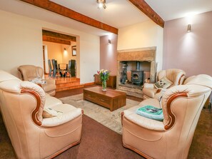 Cottage | Living room | TV - Moscow Mews (Bradford)