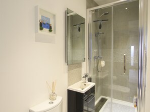Cottage | Bathroom | Shower - Cysgod Y Capel (Tyn-y-Gongl)