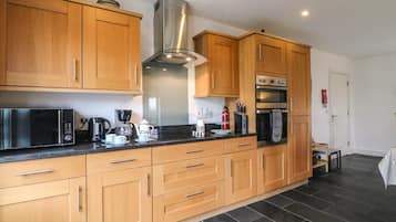 Cottage | Private kitchen | Stovetop, dishwasher, cookware/dishes/utensils