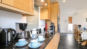 Cottage | Private kitchen | Stovetop, dishwasher, cookware/dishes/utensils