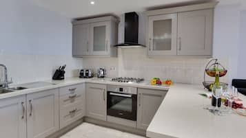 Cottage | Private kitchen | Fridge, microwave, stovetop, dishwasher