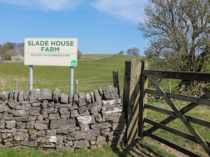 Un panneau indiquant l’emplacement de la ferme Slade House et précisant qu’il s’agit d’un lieu d’hébergement pour les vacances.