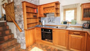 Cottage | Private kitchen | Dishwasher, cookware/dishes/utensils
