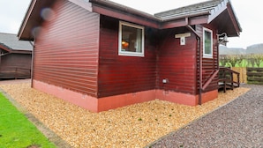 Un bâtiment en bois rouge, doté d’un toit en pente, d’une fenêtre et d’une enseigne indiquant « Kestrel 6 ».
