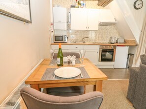 Cottage | Private kitchen | Electric kettle, toaster, cookware/dishes/utensils