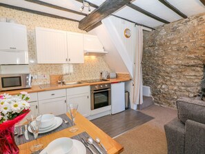 Chaumière | Cuisine privée | Bouilloire électrique, grille-pain, vaisselle et ustensiles