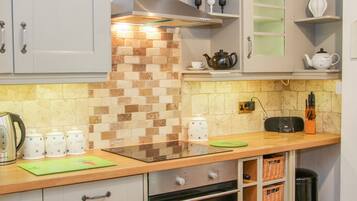 Cottage | Dapur pribadi | Mesin pencuci piring dan peralatan masak/sendok-piring