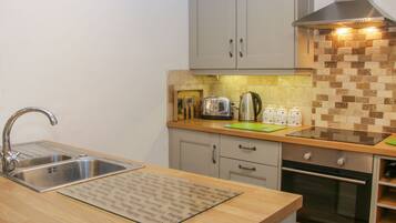 Cottage | Private kitchen | Dishwasher, cookware/dishes/utensils