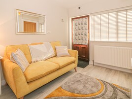 Cottage | Living area | TV