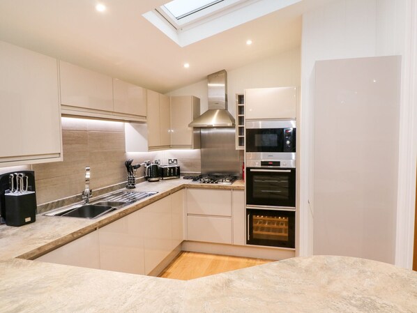 Stuga | Eget kök | Mikrovågsugn, spishäll, diskmaskin och grytor/köksredskap