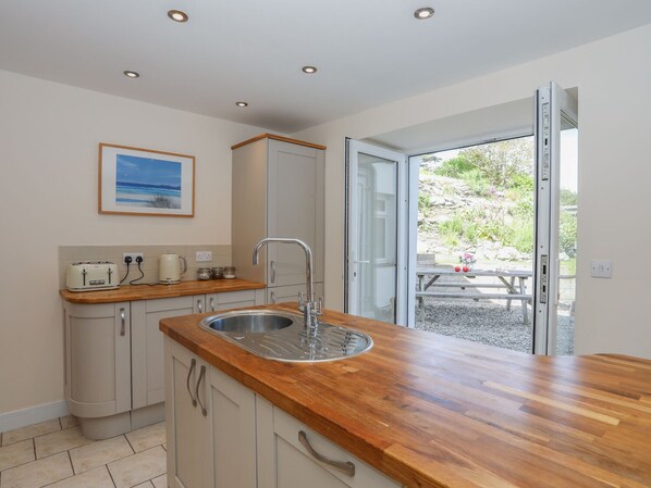 Cottage | Private kitchen | Fridge, microwave, oven, stovetop