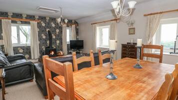 Cottage | Private kitchen | Microwave, stovetop, high chair, cookware/dishes/utensils