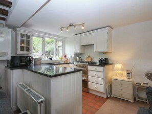 Cottage | Private kitchen | Fridge, microwave, oven, stovetop - Y Bwthyn (Criccieth)
