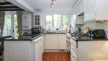 Cottage | Private kitchen | Fridge, microwave, oven, stovetop