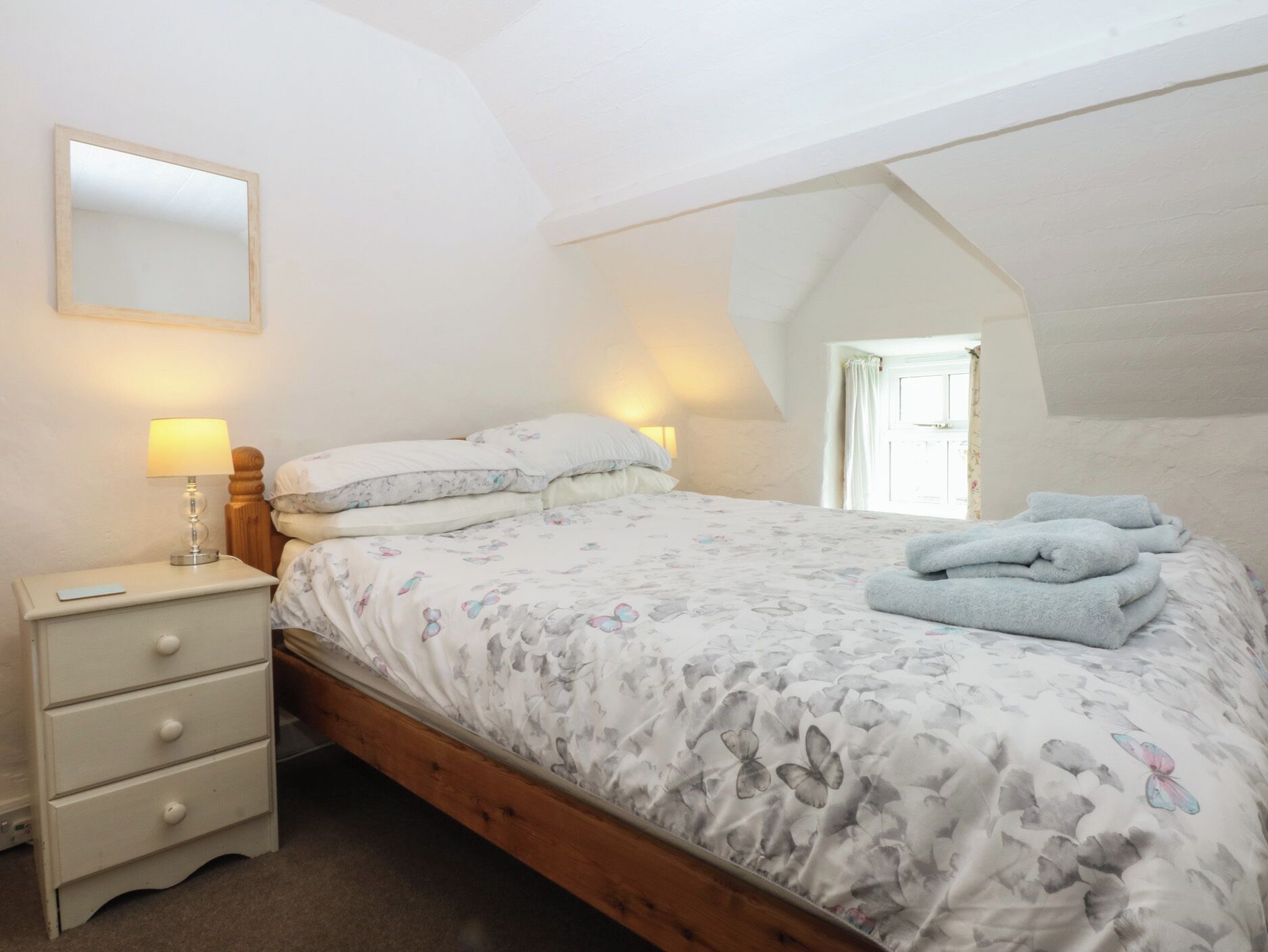 Cottage | 2 bedrooms, individually decorated, individually furnished