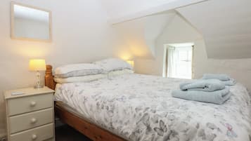 Cottage | 2 bedrooms, individually decorated, individually furnished