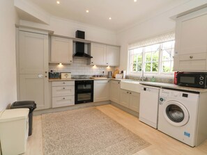 Cottage | Private kitchen | Stovetop, dishwasher, cookware/dishes/utensils - Sunlight Soap Cottage (Wirral)